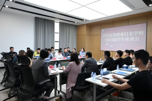 校企共培 未来可期丨云顶集团股份召开2023届实习生座谈会